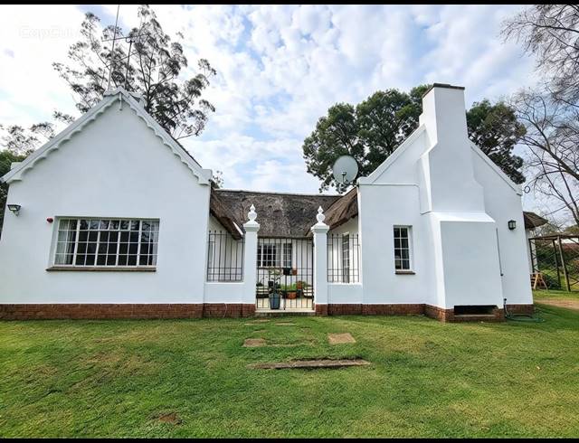 3 BEDROOM HOUSE TO LET IN HILLCREST CENTRAL